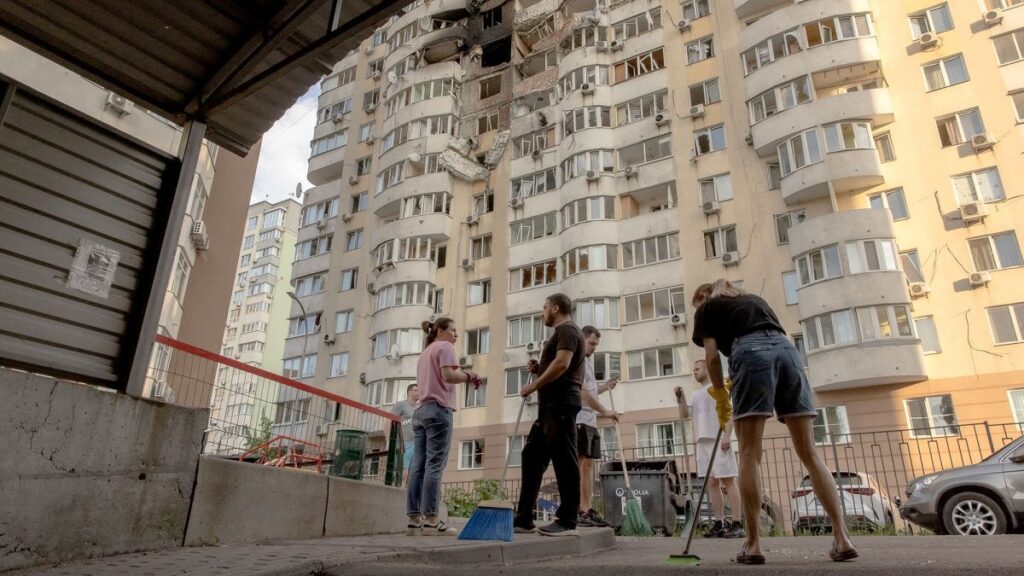 ロシア軍が再び戦術変更、ドローンの群れで都市を襲撃　子どもの「新たな日常」に - CNN.co.jp