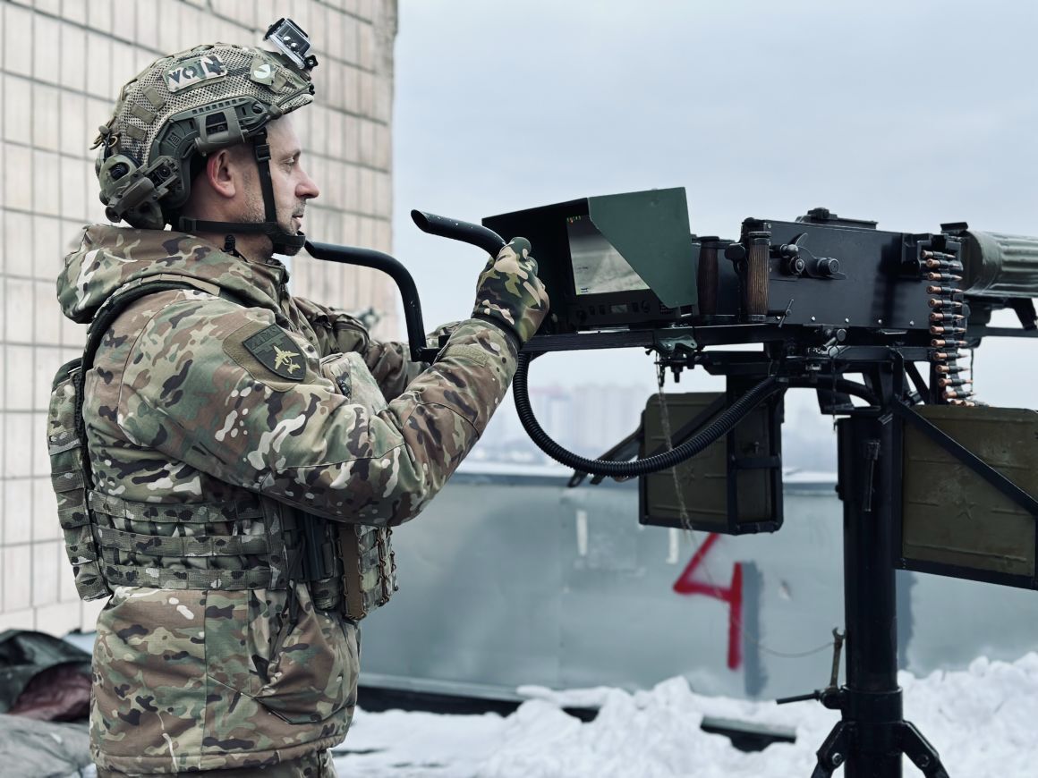 ロシア軍のドローンを撃墜しようと準備するユーリー・チュマク氏/CNN