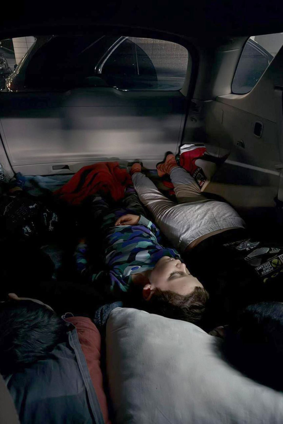 ロシア軍による空爆の中、車内で眠る子ども＝９日、ウクライナ首都キーウ/Khrystyna Reshetnik