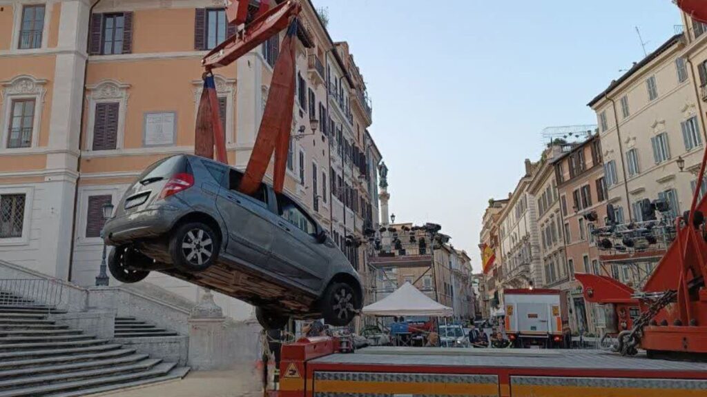 ローマのスペイン階段を車で走行、８０歳ドライバー「曲がる角間違えた」　イタリア - CNN.co.jp