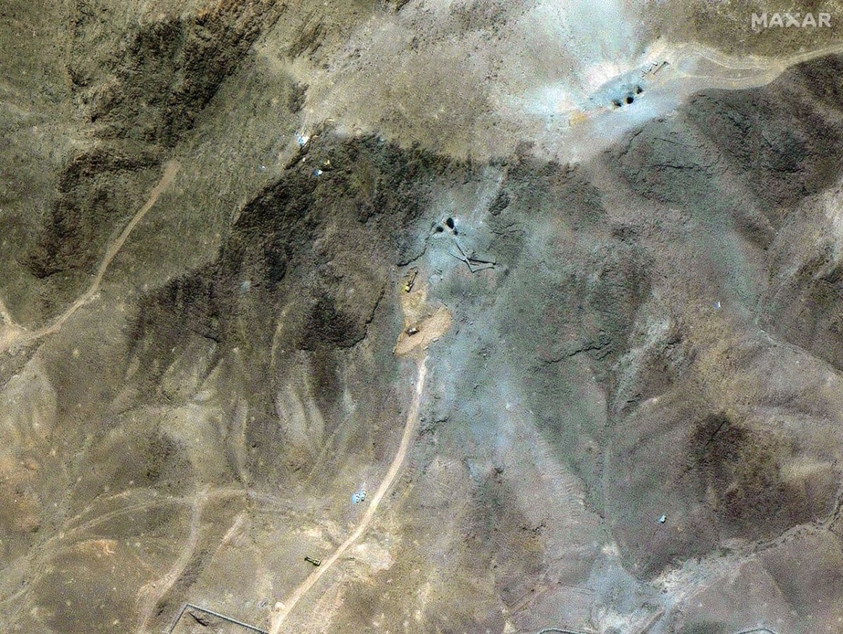 ズームアウトして広範囲を表示した衛星画像。トンネルの入口にいる複数の掘削機が写っている/Maxar Technologies