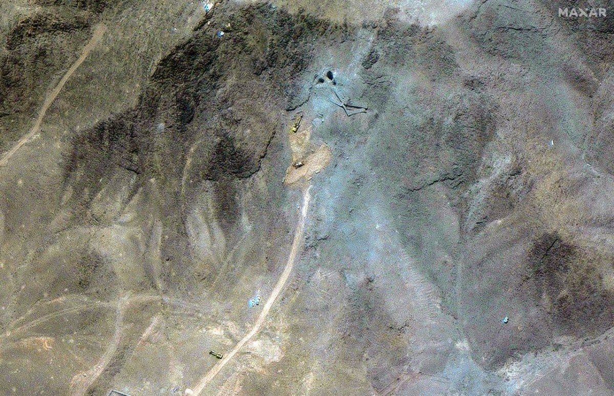 トンネル入口の掘削機のクローズアップ画像/Maxar Technologies/Maxar Technologies