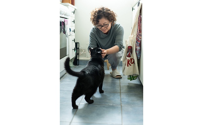 飼い猫と触れ合う猫沢さん