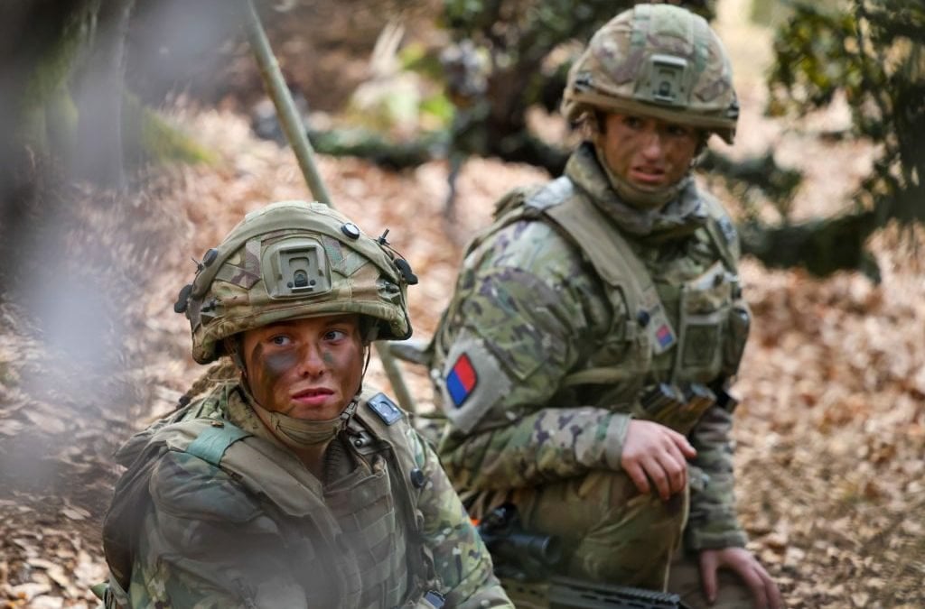 10代のための軍事ギャップ年と、英国を戦争に備えるための防衛に関する学校の教訓
