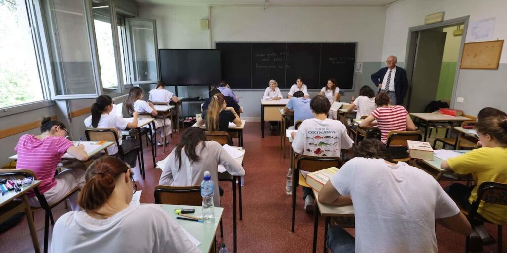 ラテン語は剣の玉座で中学校に戻ります。ここに新しい「学校プログラム」の草案があります。しかし、テキストにはエラーがたくさんあります