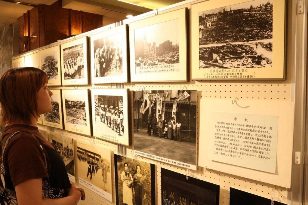 岡山空襲の惨状知って JR岡山駅地下でパネル展始まる – 山陽新聞 焼け野原となった岡山市街地のパネルなどが並ぶ会場