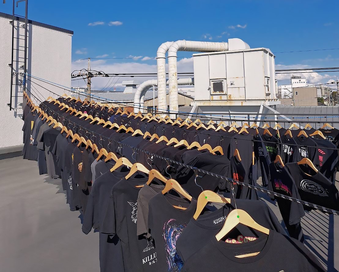 DIGMART Factory Store　広々とした屋上で古着を天日干しする