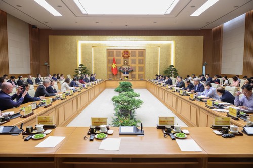 チン首相 ベトナムに投資しているイギリス企業との懇談会を開催