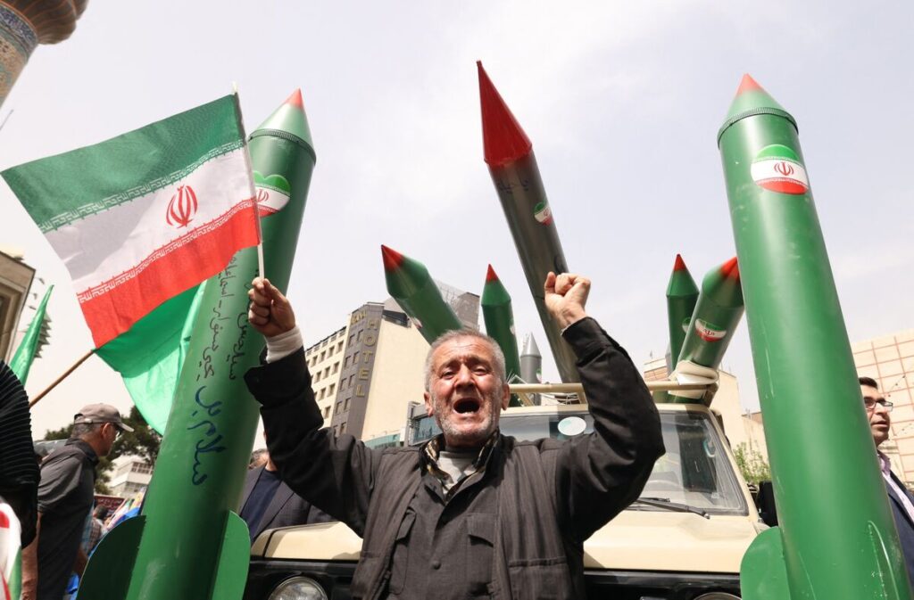 世界経済に新たな試練、米国のイラン攻撃で再燃するインフレ懸念 - Bloomberg