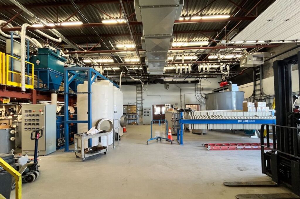 アマゾン支援のレアアース新興企業、カナダにリサイクル工場建設へ - Bloomberg