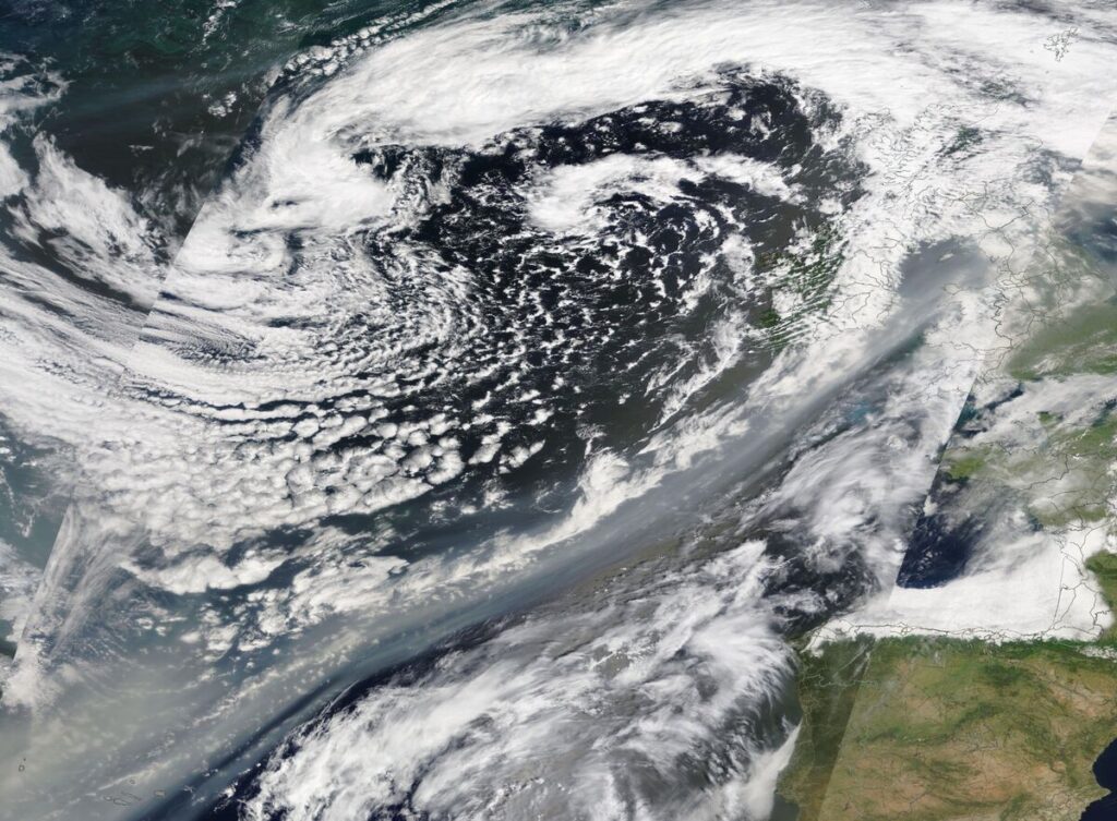 カナダの大規模山火事、煙が大西洋を渡って英国上空に到達 - Bloomberg