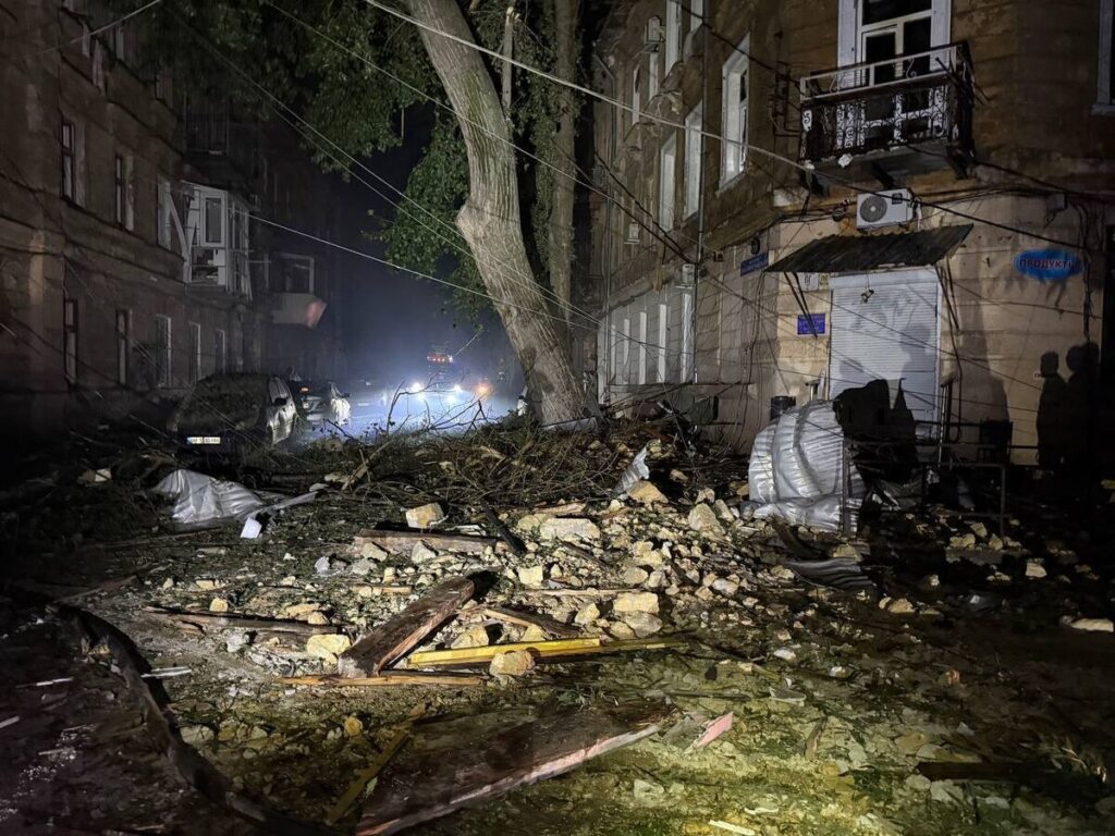 ロシア、キーウとオデーサに大規模ドローン攻撃－救急施設や住宅破壊 - Bloomberg