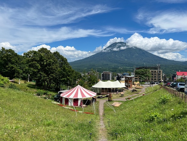 NISEKO HIRAFU GREEN PARKは、「蝦夷富士」とも呼ばれるニセコのシンボル・羊蹄山を望むひらふの地で、老若男女が参加できるさまざまなイベントを開催