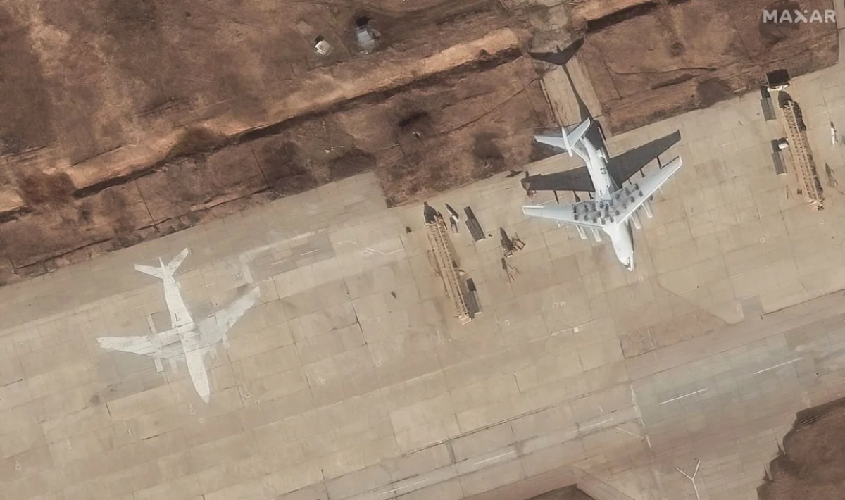 ３月に撮影されたジャギレボ空軍基地の衛星画像。滑走路に、おとりとみられる航空機の絵が描かれている＝ロシア・リャザン州