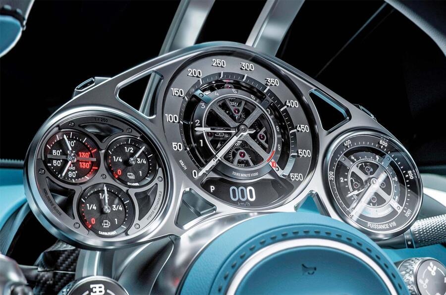 ブガッティ・トゥールビヨンにはアナログメーターが採用されている。