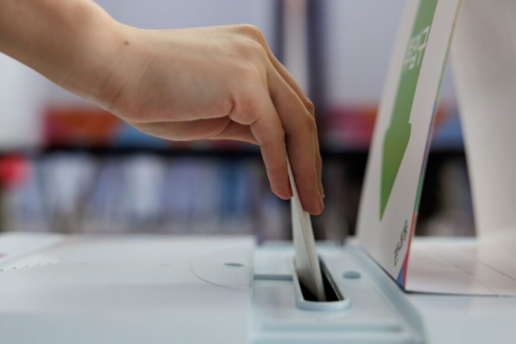 韓国大統領選、投票始まる－分断された社会の統一と経済回復が課題に - Bloomberg