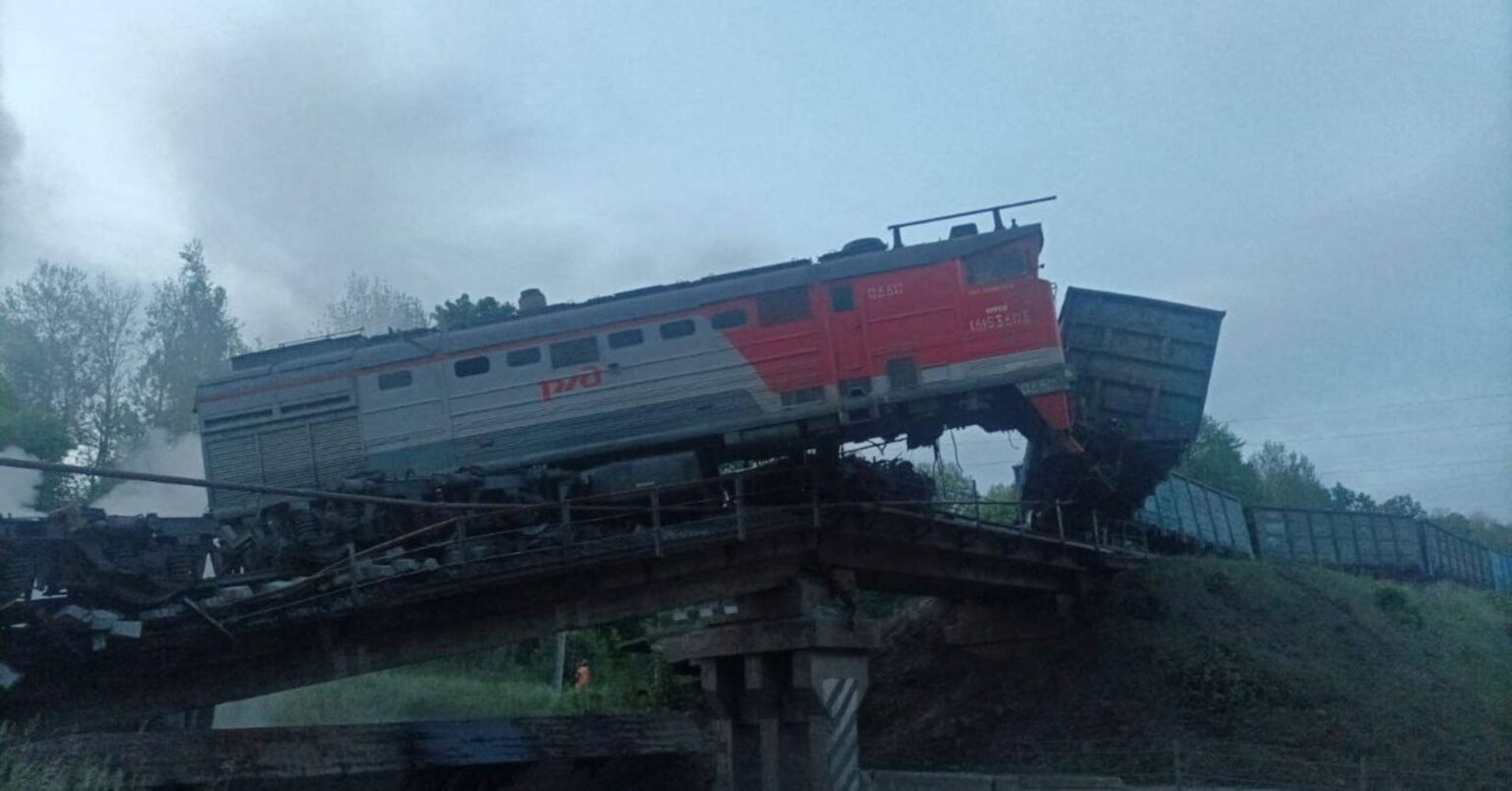 ロシア西部2州で橋崩落、列車脱線し7人死亡 ウクライナ国境付近 | ロイター ロシア西部2州で橋崩落、列車脱線し7人死亡 ウクライナ国境付近 | ロイター