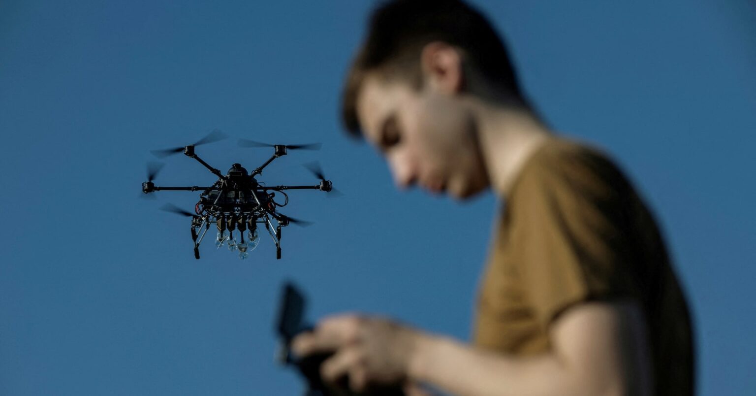 英、ウクライナにドローン10万機提供へ　26年4月までに | ロイター