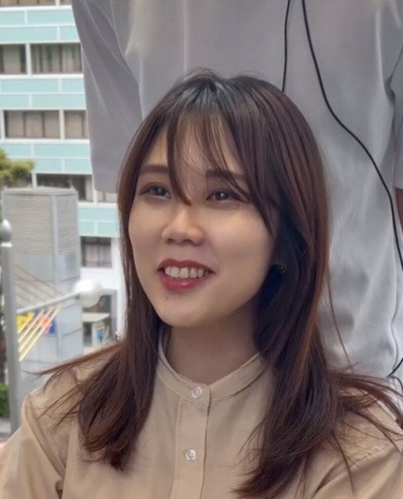 台湾から日本へカットしにきた女性　「印象を変えたい」メガネに合う垢抜けショートで素敵に大変身！ 素敵な仕上がりに思わず笑顔 | LIMO | くらしとお金の経済メディア