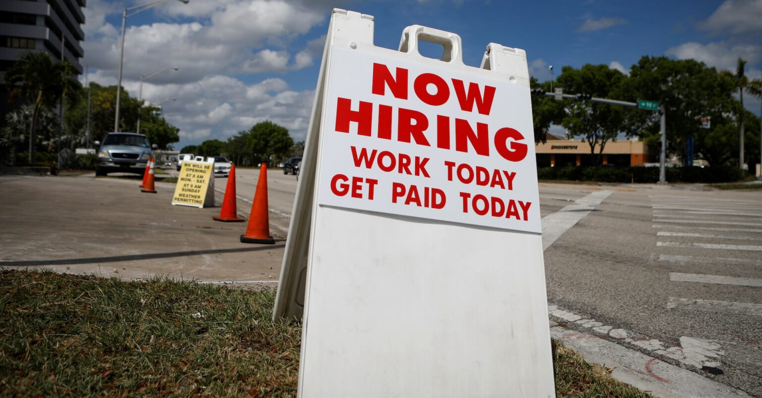 米ＡＤＰ民間雇用、5月3.7万人増に鈍化　増加幅2年超ぶり低水準 | ロイター