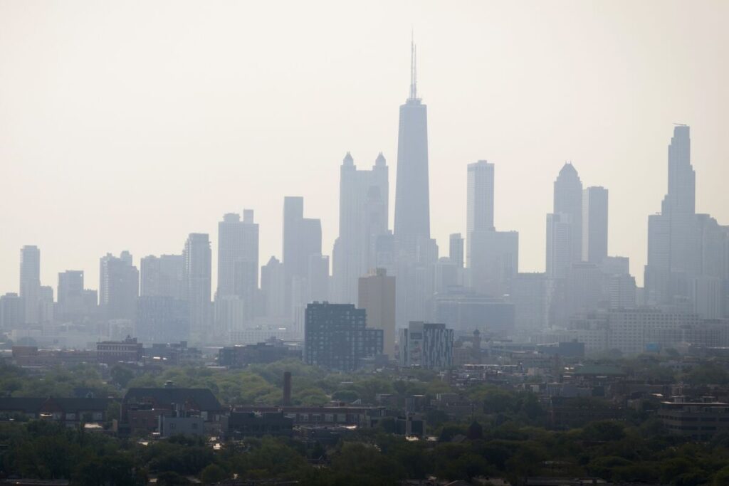 カナダ山火事の煙がニューヨーク上空にも到達、米東部で安全勧告発令 - Bloomberg