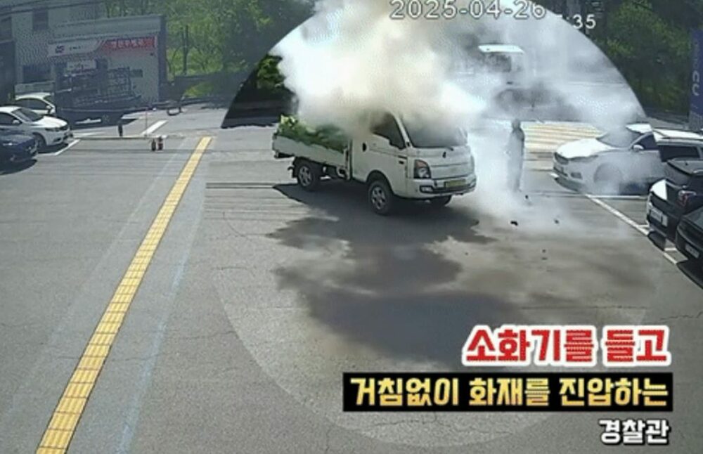 消火器抱えて走る警察官、トラック火災を止めた…韓国“神対応”に称賛の声　写真枚　国際ニュース：AFPBB News