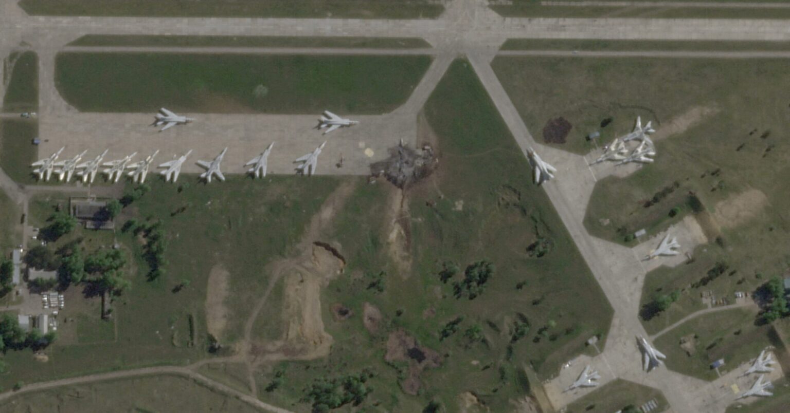 ロシア空軍基地への奇襲攻撃、米当局の被害推計はウクライナの半数 | ロイター ロシア空軍基地への奇襲攻撃、米当局の被害推計はウクライナの半数 | ロイター