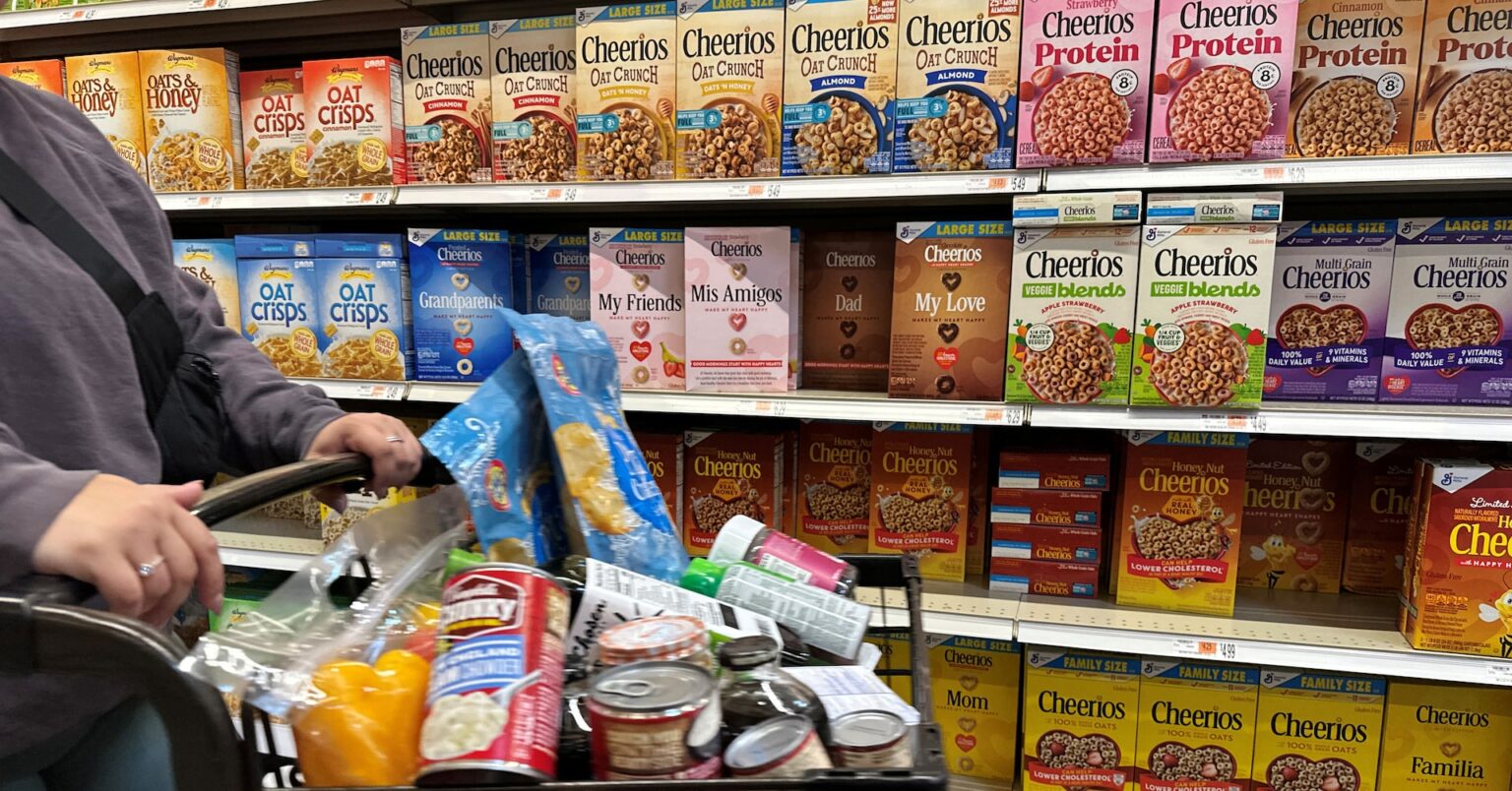 コラム：世界の大半を覆う強力なディスインフレ圧力、米国だけ例外 | ロイター