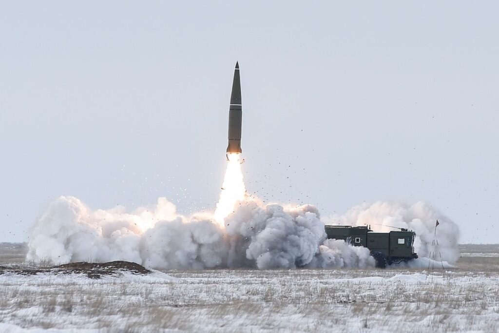 ウクライナ軍によると、ウクライナはブライアンスク・オブラストのロシアのミサイル基地を攻撃し、イスカンダーランチャーを損傷すると言います