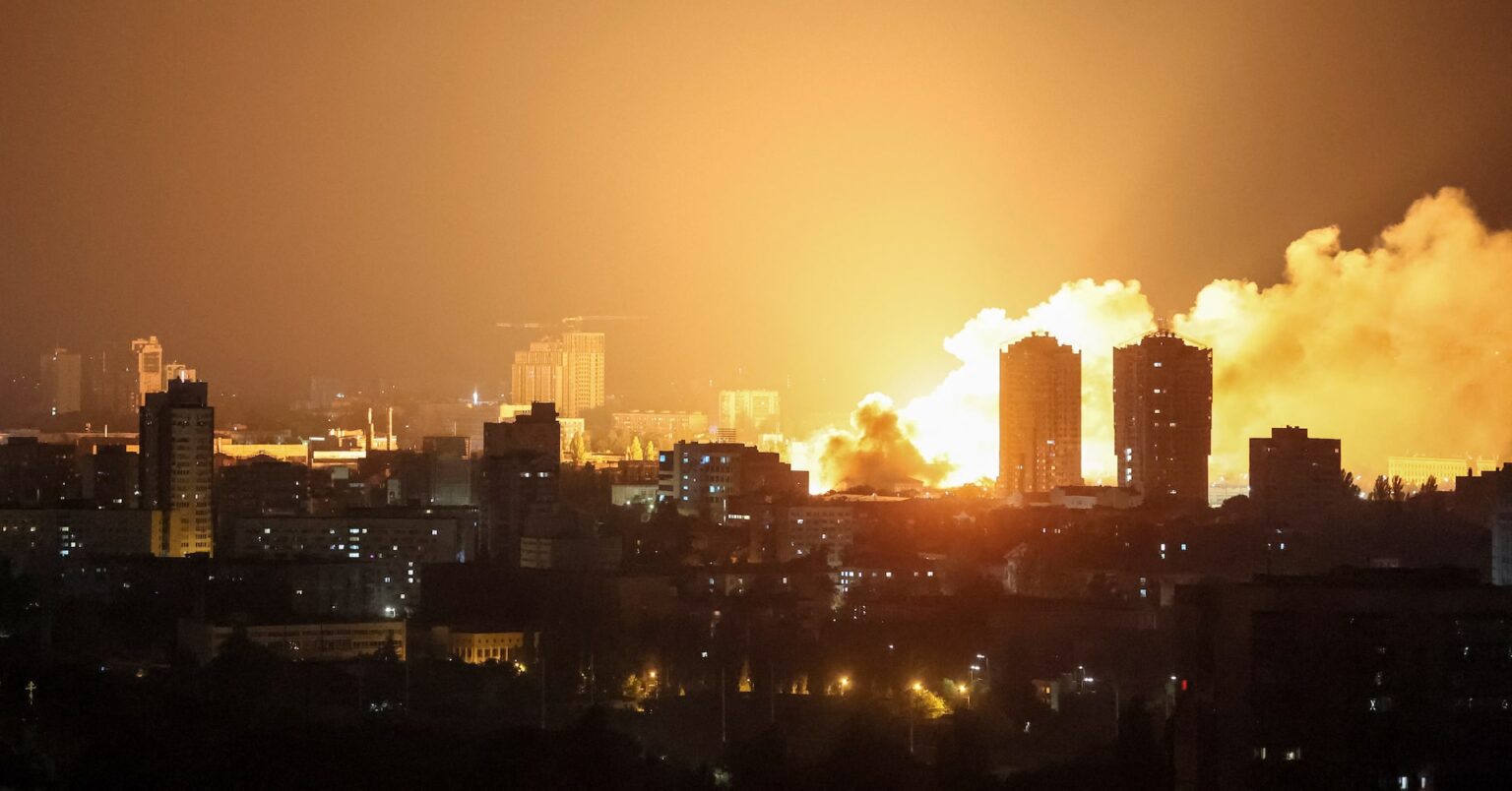 ウクライナ首都にロシアの空爆、4人死亡＝当局者 | ロイター