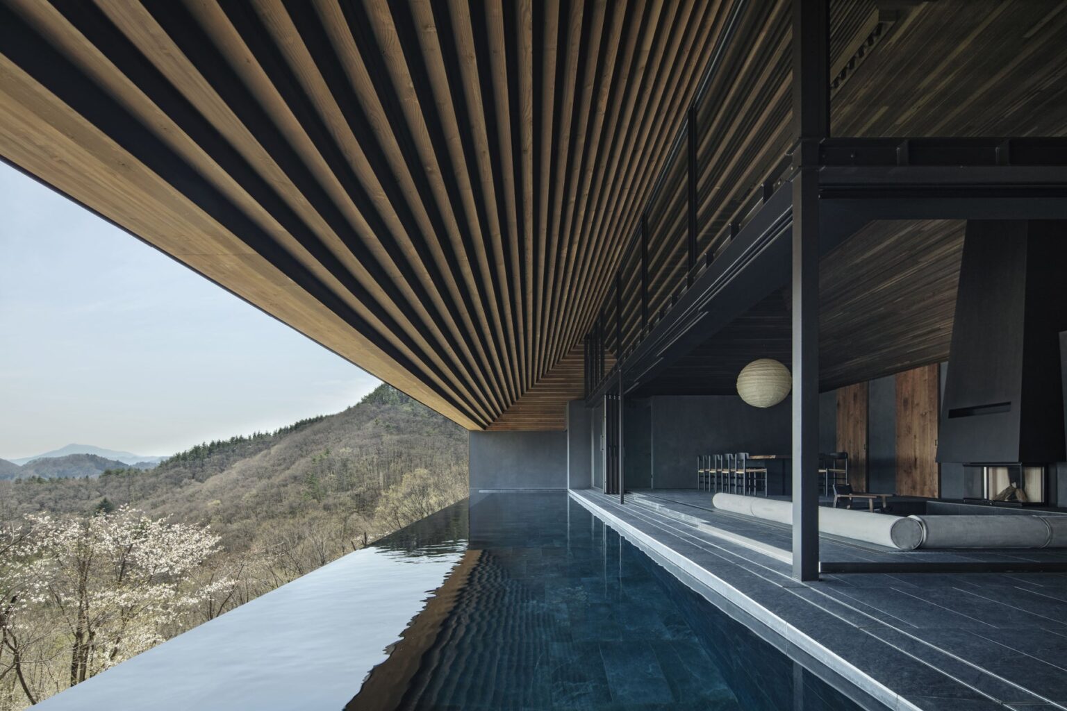 群馬県みなかみ町の山頂に、四季の絶景と滞在する温泉ヴィラNOT A HOTEL MINAKAMI「TOJI」が5月1日に開業 | 株式会社オープンハウスグループのプレスリリース