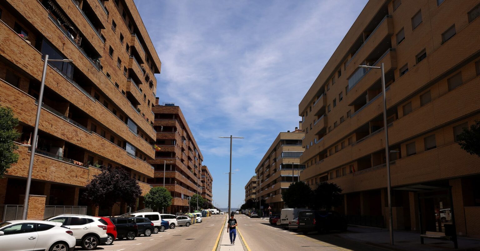 アングル：スペインで「ゴーストタウン」が再生、都市部住宅不足で増える郊外移住 | ロイター