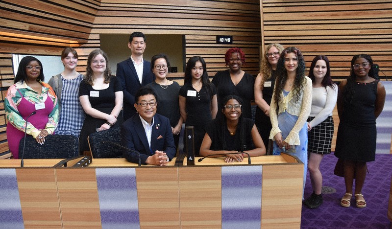 荒木恵司市長（中央）の案内で桐生市議会を見学するコロンバス州立大の学生一行＝群馬県桐生市織姫町で、遠山和彦撮影