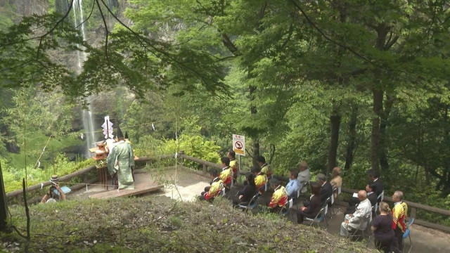 夏の観光シーズンを前に大分県宇佐市の福貴野の滝で安全祈願祭 高さ65メートル 文人に愛された名瀑(OBS大分放送ニュース) - goo ニュース