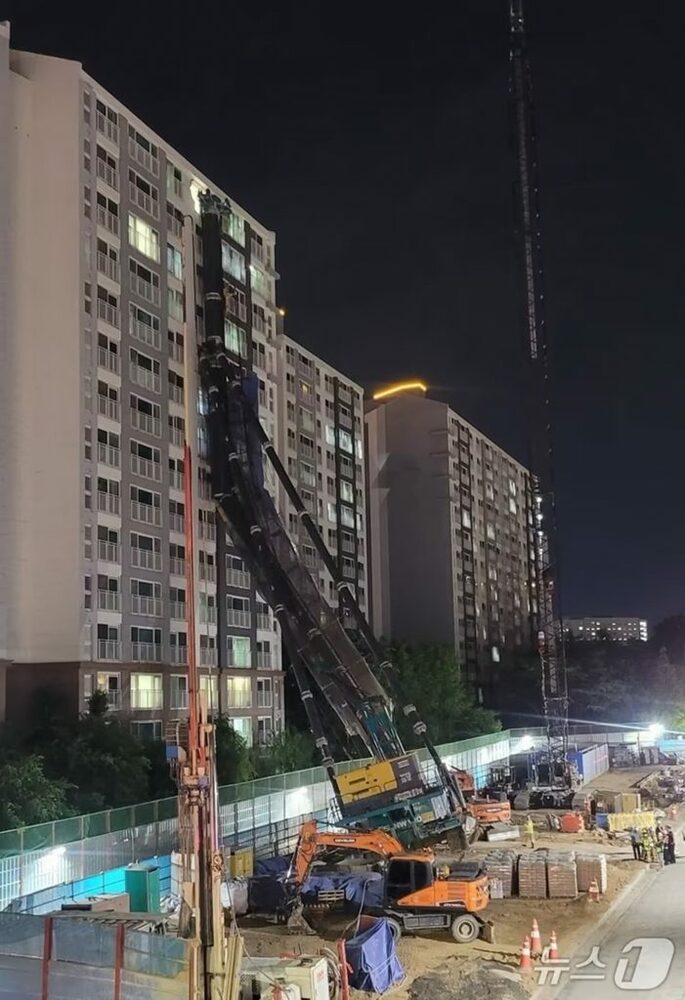 「地震かと思った」80トン重機がマンションに倒れ込む…韓国・住民80人が避難　写真枚　国際ニュース：AFPBB News