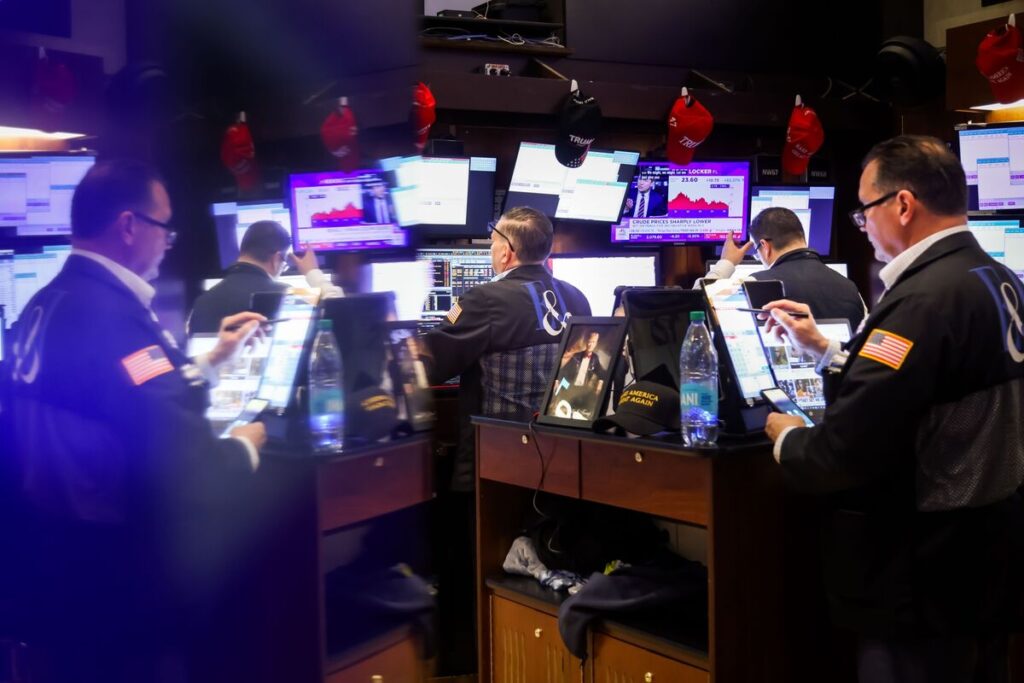 S&P500種、最高値目前で材料難-「警告サイン」見過ごすリスクも – Bloomberg S&P500種、最高値目前で材料難-「警告サイン」見過ごすリスクも - Bloomberg