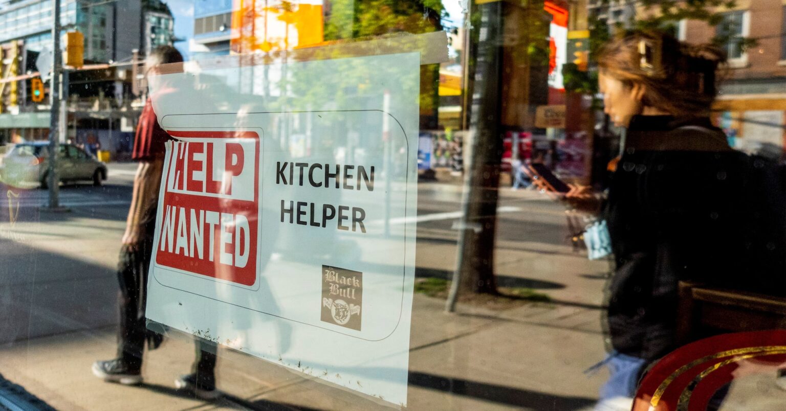 カナダ5月失業率が8年8カ月ぶり高水準、雇用は小幅増加 | ロイター