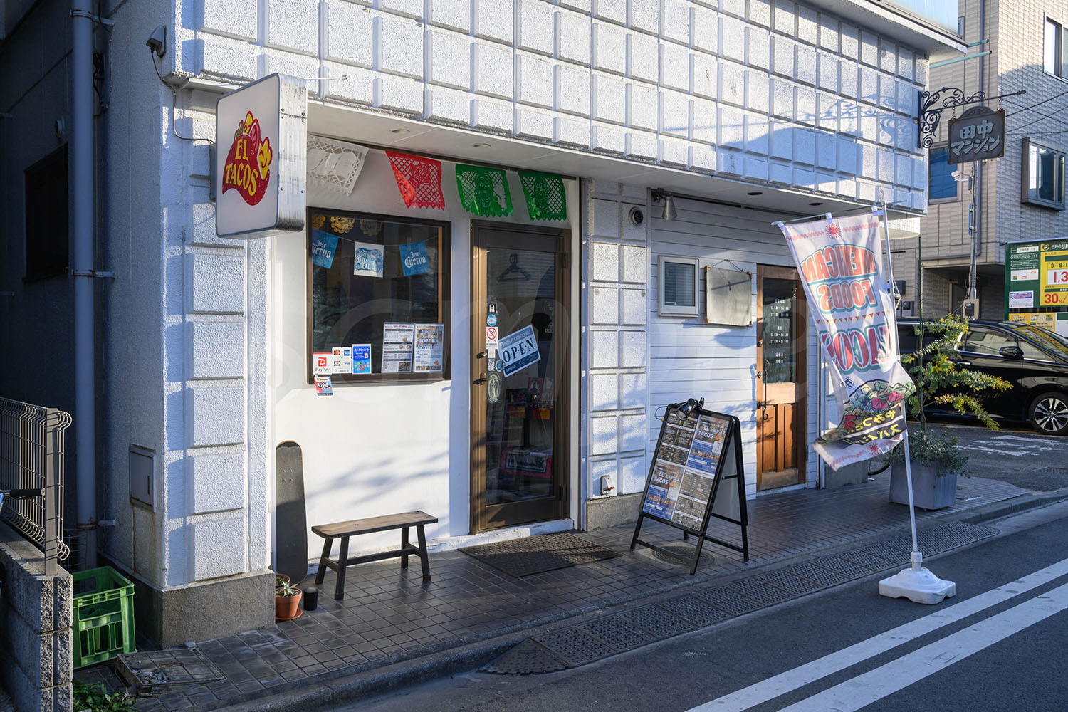 大通りから入った横路地に。持ち帰りやデリバリーも。