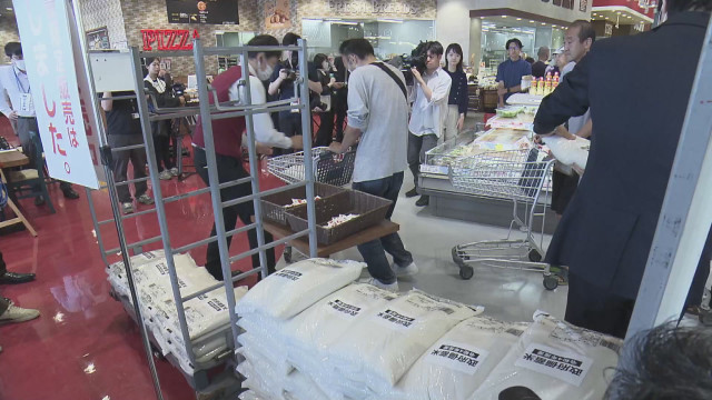 “税込2160円” 随意契約の備蓄米　県内のスーパーでも販売始まる　先行販売の店舗には朝から大行列 《新潟》