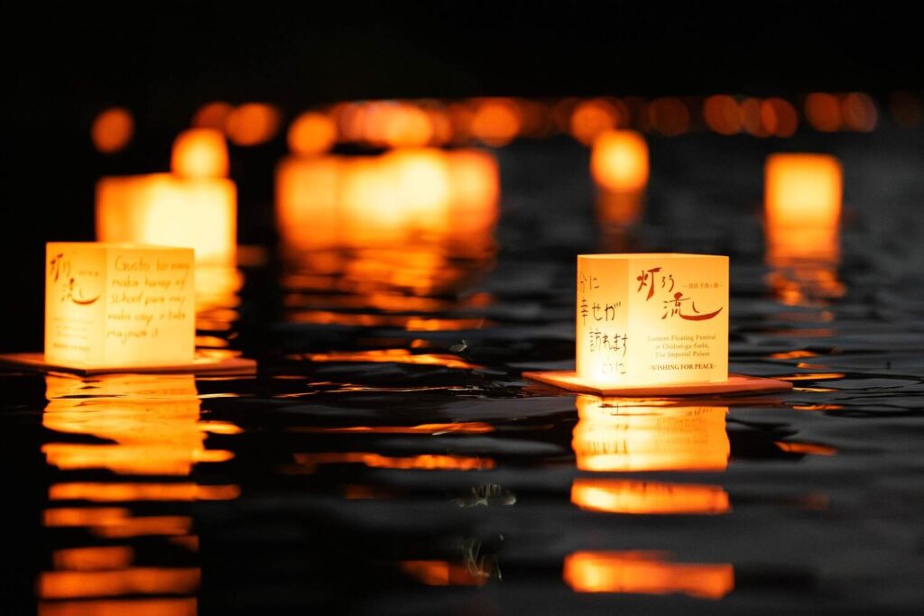 東京・千鳥ヶ淵「灯ろう流し」約2,000個の灯ろうが夜の水面を彩るイベント - ファッションプレス