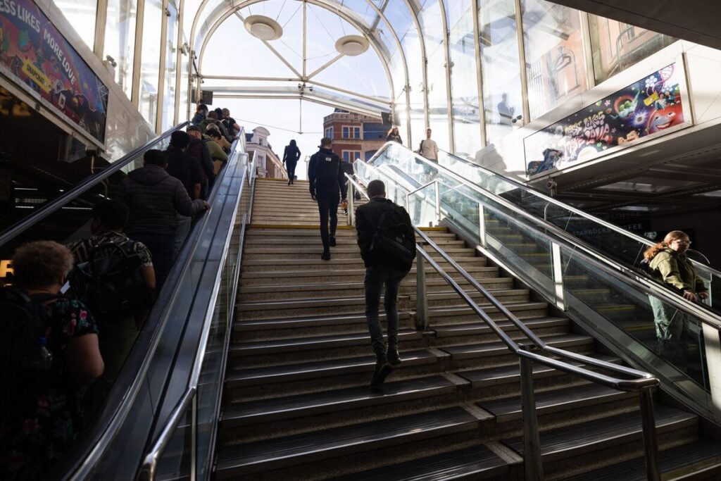 英国の給与所得者数、５年ぶり大幅減－増税予算以降で計27万6000人減 - Bloomberg