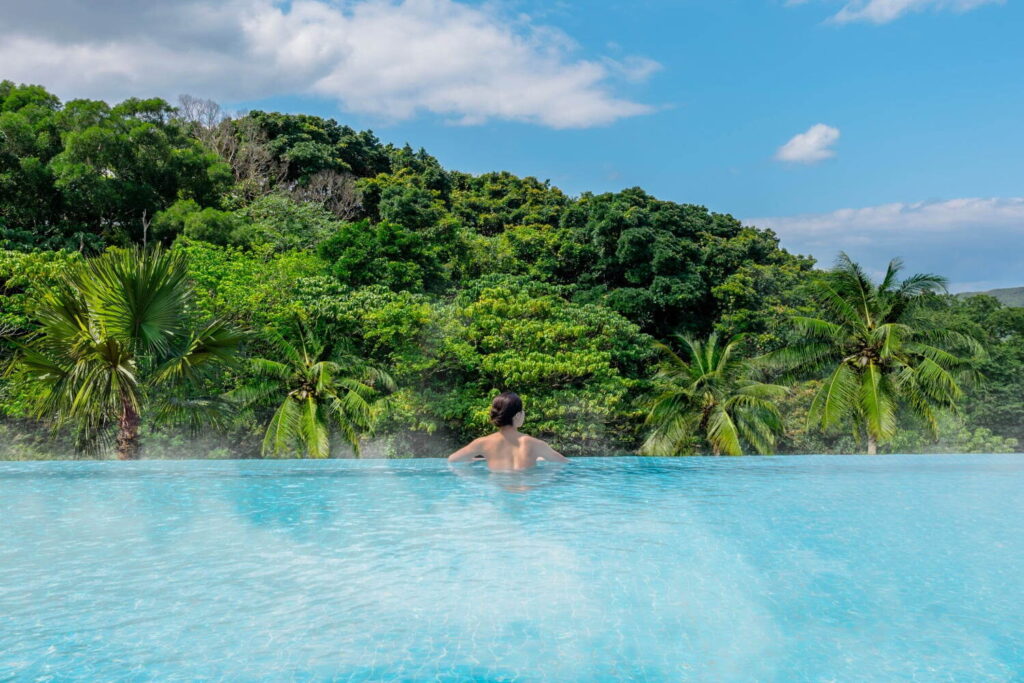 沖縄に大型温浴施設「スパ ジャングリア」“世界最大”絶景インフィニティスパや天然温泉 - ファッションプレス