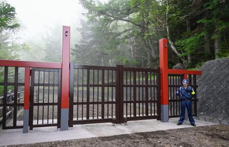 富士山規制常設ゲート完成、山梨 ７月開山に向け５合目で予行演習 | 全国のニュース | 福井新聞ONLINE