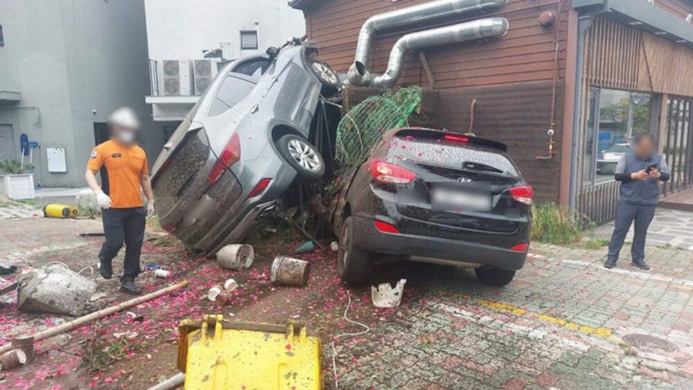 酒気帯びのSUV、商業施設駐車場で暴走…韓国・停車車両、外壁など次々衝突　写真枚　国際ニュース：AFPBB News