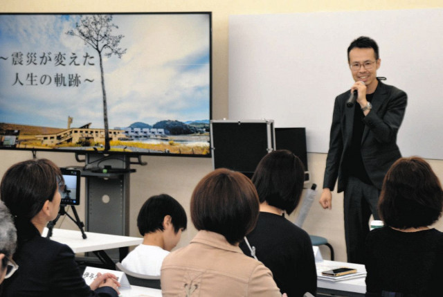 手品で被災者 笑顔に　陸前高田出身・マジシャン荒巻さん、みどり市で講話