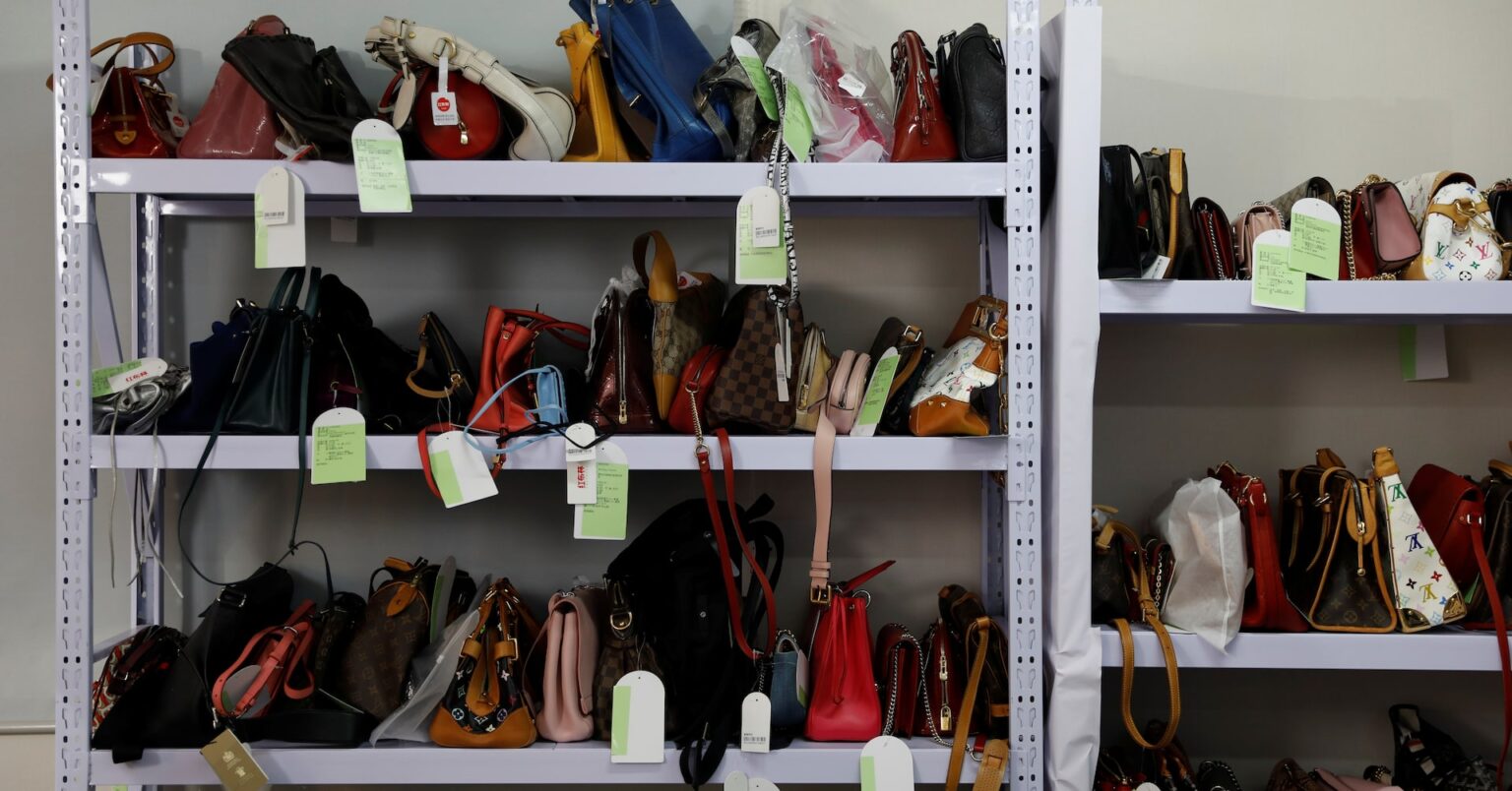 アングル：中国で値下げ競争激化、デフレ長期化懸念　ブランド品は中古が人気 | ロイター