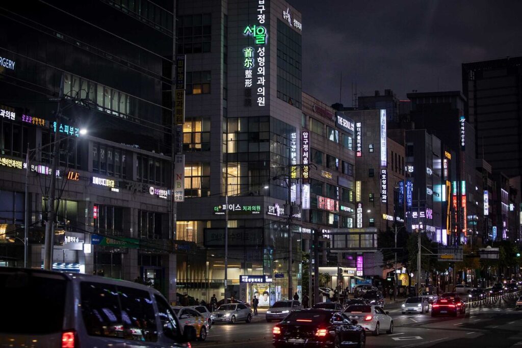 美容大国韓国、医療ツーリズムの裏で人手不足の現場は崩壊の危機 - Bloomberg