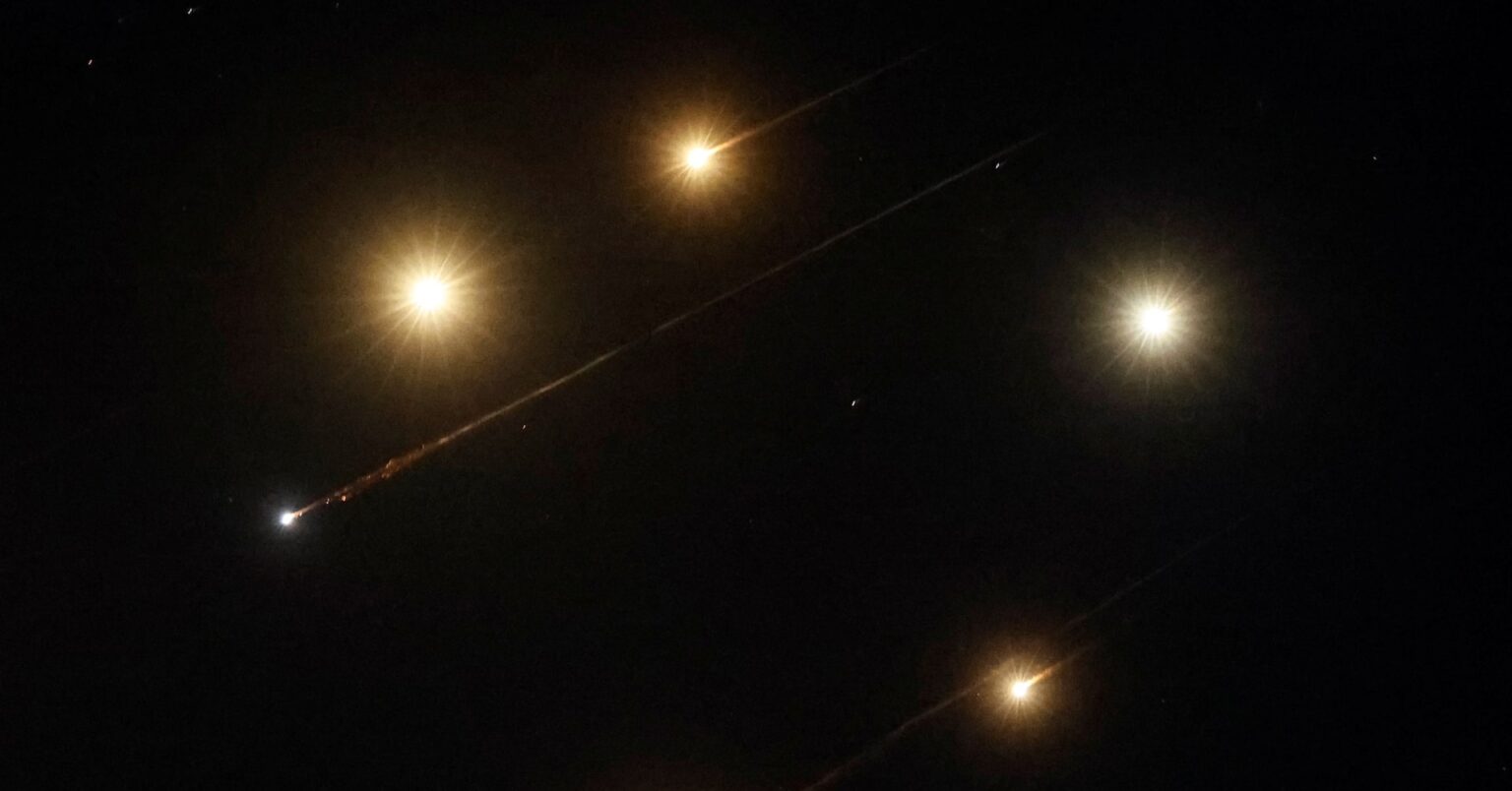 イスラエル、イランガス田にも攻撃　応酬続く　米・イラン核協議中止 | ロイター