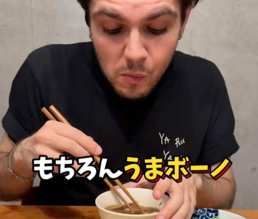 【つけ汁ざるうどん初体験のイタリア人】輝くうどんに視線くぎ付け！イタリア人のリアクションが可愛すぎると話題！ 食べ方はまるで日本人!? イタリア人の「つけ汁ざるうどん」初体験 | LIMO