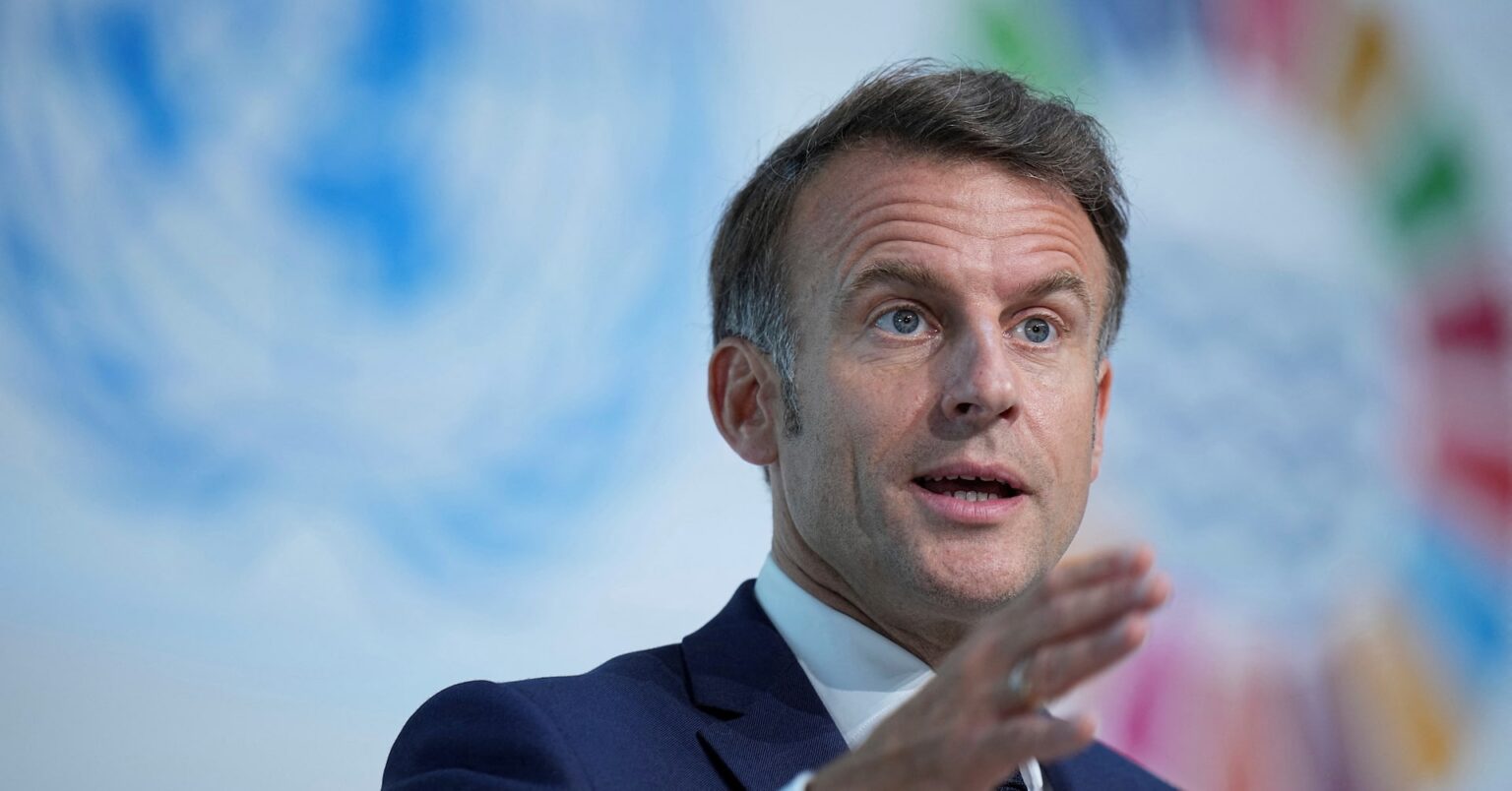 マクロン氏、15歳未満のＳＮＳ禁止推進へ　学校刺殺事件受け | ロイター